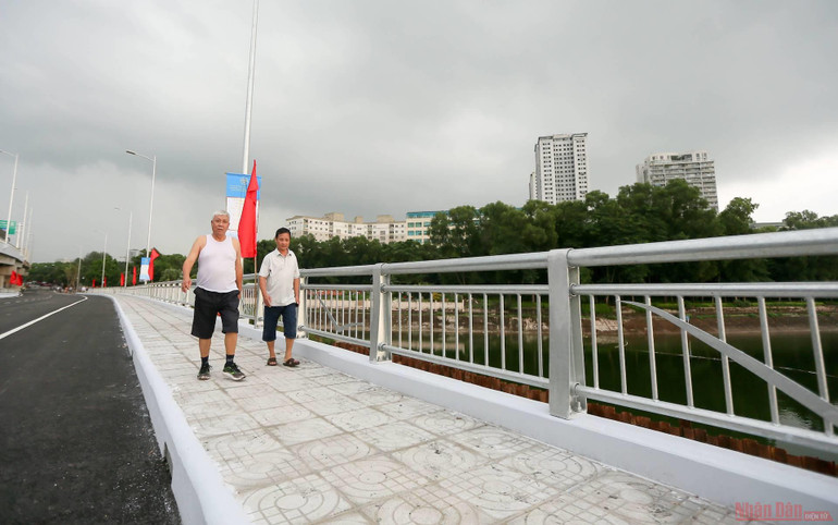 Cận cảnh cầu vượt thấp hồ Linh Đàm trước ngày khánh thành -0