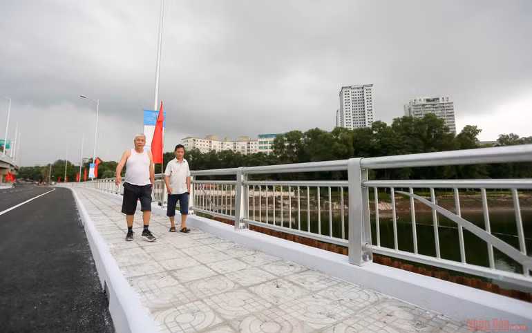 Cận cảnh cầu vượt thấp hồ Linh Đàm trước ngày khánh thành -0