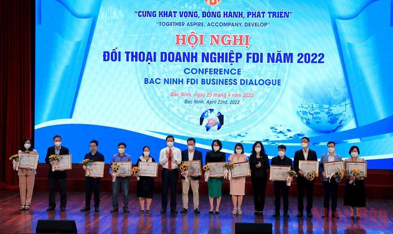 Các doanh nghiệp tiêu biểu nhận Bằng khen của Chủ tịch UBND tỉnh Bắc Ninh. Bắc Ninh: Đồng hành, tạo điều kiện cho các doanh nghiệp FDI phát triển -0
