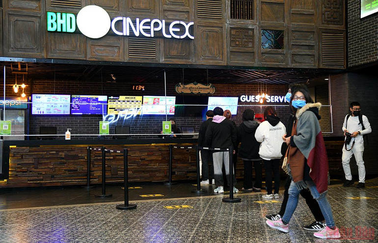 Rạp chiếu phim ở Hà Nội ngày đầu mở cửa trở lại, lượng người đến xem khá vắng -0