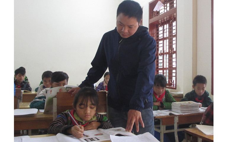 Nghị lực của một học sinh nghèo, khuyết tật H’Mông -0