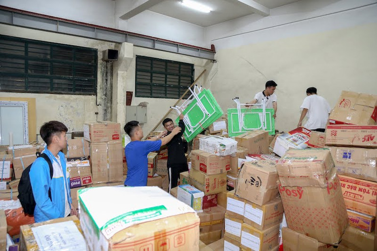 Chuyến hàng có trị giá hơn một tỷ đồng gồm sách, vở viết, đồ dùng học tập... được chuyển tới miền trung. Công đoàn Giáo dục Việt Nam gửi về miền trung 22 nghìn bộ sách giáo khoa, vở viết -0