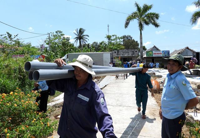 Trao tặng 300 bồn trữ nước cho người dân vùng hạn mặn ảnh 1