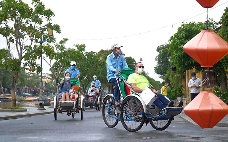 Du khách tham quan khu phố cổ Hội An (Quảng Nam). Du lịch miền trung khởi sắc -0
