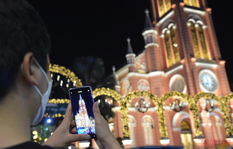 Một mùa Giáng sinh đặc biệt của 2 thành phố lớn Hà Nội và thành phố Hồ Chí Minh -0