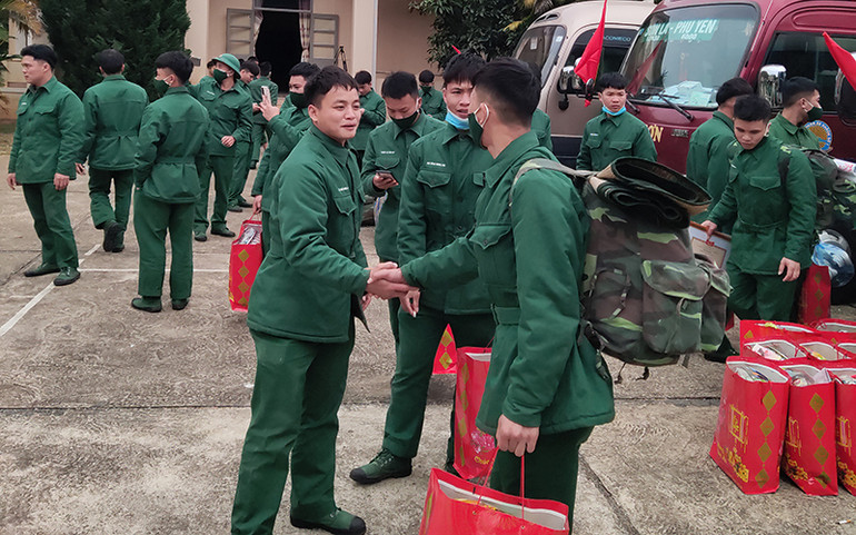 Các quân nhân chia tay nhau trở về địa phương. Sơn La tiễn quân nhân hoàn thành nghĩa vụ quân sự tại ngũ -0