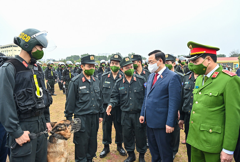 Chủ tịch Quốc hội Vương Đình Huệ thăm, chúc Tết lực lượng vũ trang tại Hà Nội -0