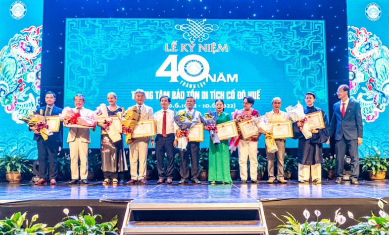 Trao Bằng khen của Chủ tịch UBND tỉnh cho các cá nhân. 40 năm phục hưng di sản văn hóa cố đô Huế -0