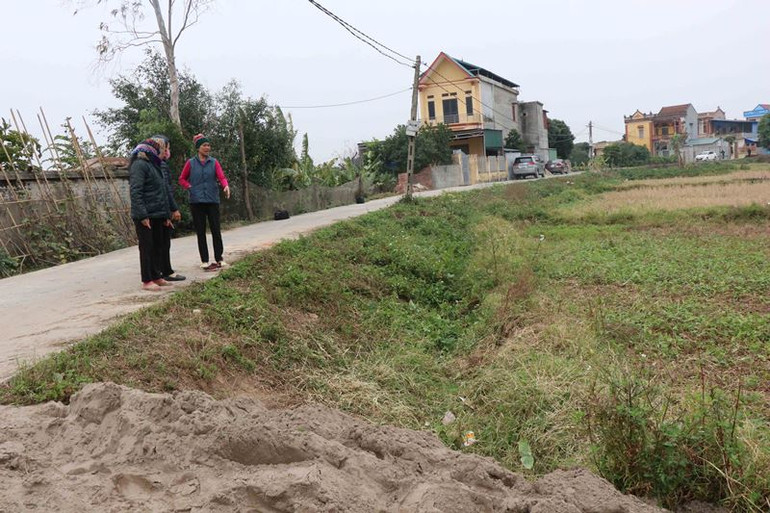 Hiện trường vụ tai nạn. Điều tra vụ đổ thiết bị thi công xây dựng làm bốn trẻ thương vong -0