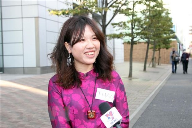 Em Phương Thảo, sinh viên Đại học Takushoku ở Tokyo, trả lời phỏng vấn. (Ảnh: Đào Thanh Tùng/TTXVN) Nhật Bản ưu tiên cấp phép nhập cảnh cho sinh viên nước ngoài -0