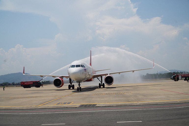 Hành khách trên chuyến bay được chào đón với nghi thức vòi rồng, thưởng thức màn biểu diễn Lân sư rồng và tiết mục “Đà Nẵng - Điểm hẹn mùa hè” đặc sắc ngay tại sân bay. Vietjet khôi phục đường bay quốc tế đầu tiên giữa Đà Nẵng và Thái Lan -0