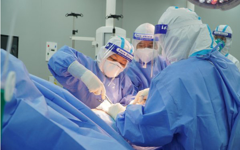 Mổ cứu sống 2 mẹ con tại Bệnh viện hồi sức Covid-19 -0