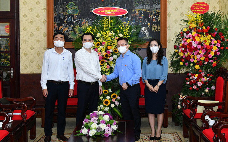 Đại diện lãnh đạo Ủy ban Trung ương Mặt trận Tổ quốc Việt Nam chúc mừng Báo Nhân Dân. Ảnh: Thủy Nguyên. Các bộ, ngành, cơ quan, đơn vị chúc mừng Báo Nhân Dân nhân ngày 21-6 -0