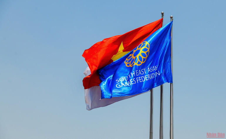 Những lá cờ SEA Games 31 và cờ tổ quốc tung bay trên sân Mỹ Đình chuẩn bị cho ngày khai mạc. (Ảnh: THÀNH ĐẠT) Sân Mỹ Đình