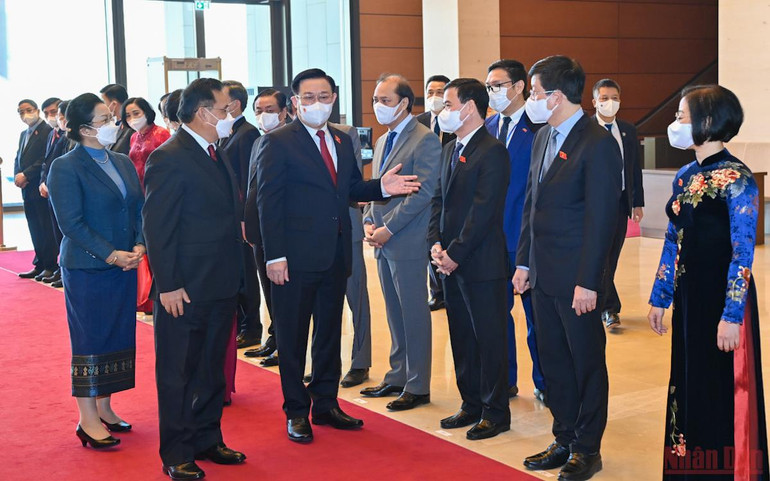 Chủ tịch Quốc hội Vương Đình Huệ đón, hội đàm với Chủ tịch Quốc hội Lào Saysomphone Phomvihane -3