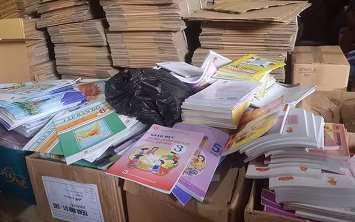 Phát hiện lượng lớn sách giáo dục có dấu hiệu bị làm giả tại Hà Nội -0