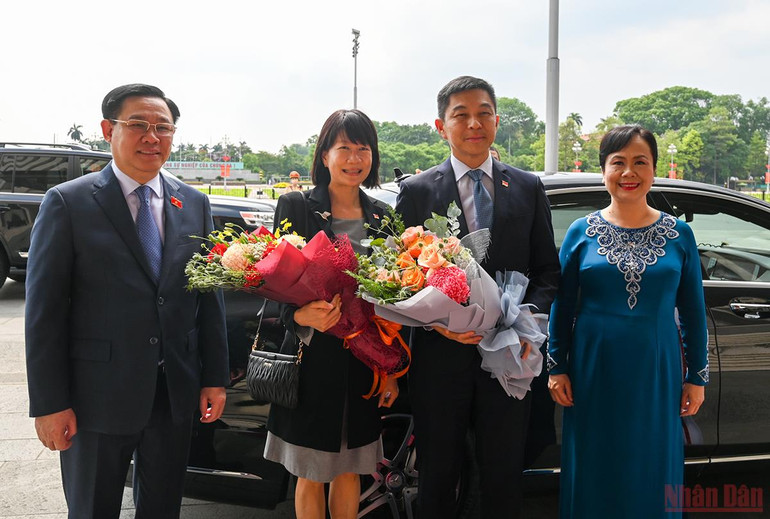 Chủ tịch Quốc hội Vương Đình Huệ đón, hội đàm với Chủ tịch Quốc hội Singapore Tan Chuan-Jin -0