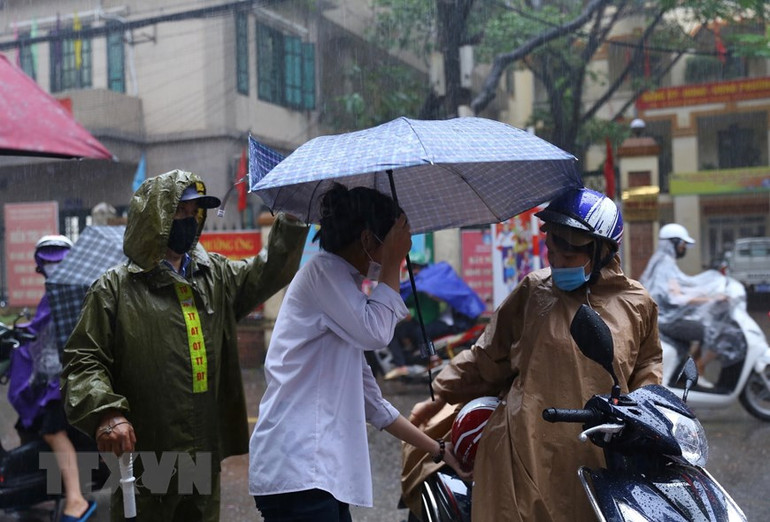 Tuyển sinh lớp 10 ở Hà Nội: Thí sinh “đội mưa” đến điểm thi -0