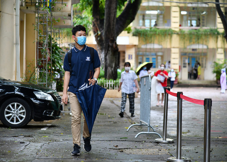 Thí sinh phấn khởi ra về sau khi kết thúc bốn môn thi -4