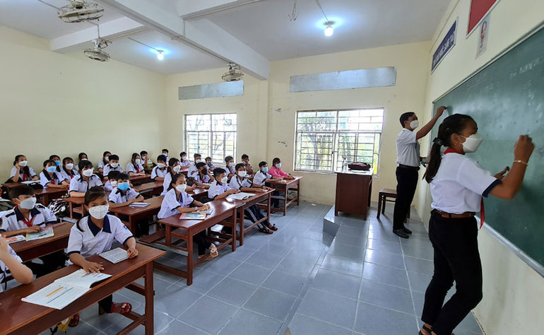 Học sinh Cà Mau vui mừng khi được trở lại trường học trực tiếp. Học sinh Cà Mau nô nức trở lại trường học trực tiếp -0