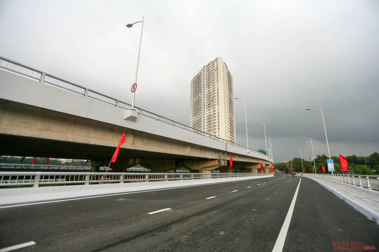 Cận cảnh cầu vượt thấp hồ Linh Đàm trước ngày khánh thành -0