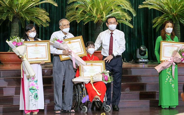 Trao bằng khen cho các gương điển hình tiêu biểu. Thành phố Hồ Chí Minh biểu dương 395 tập thể, cá nhân tiêu biểu học tập và làm theo gương Bác Hồ -0