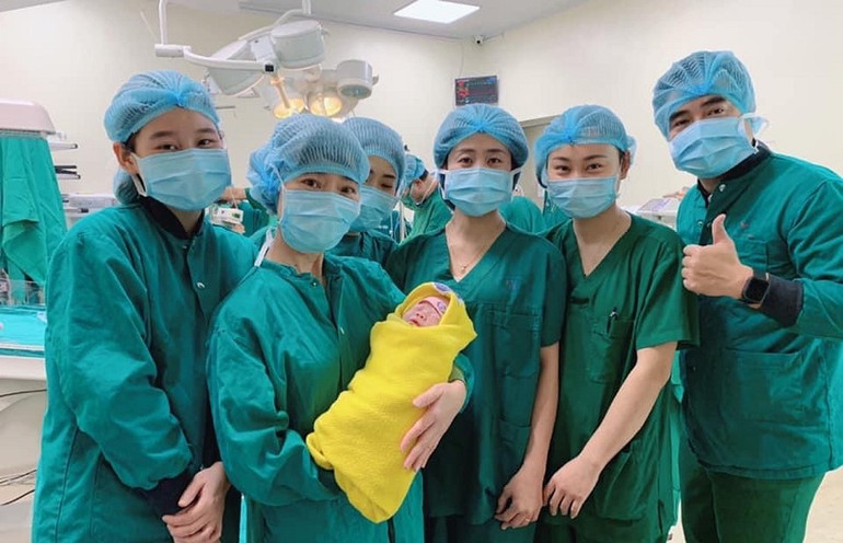 Ê-kíp y, bác sĩ đón em bé chào đời khỏe mạnh. Phối hợp liên viện mổ đẻ thành công cho sản phụ suy tim nặng, tăng áp phổi -0