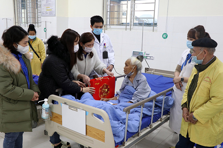 Tổ chức thăm, tặng quà cho những bệnh nhân có hoàn cảnh đặc biệt. Sơn La tổ chức phiên “Chợ nhân đạo” cho các hộ nghèo -0