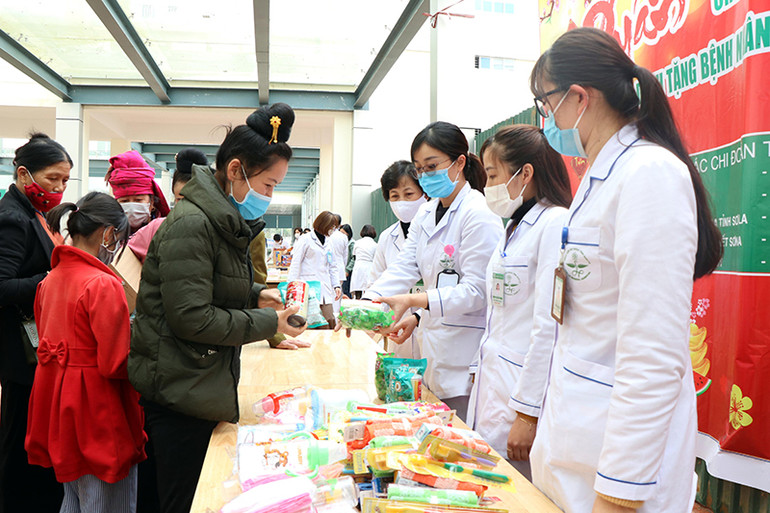 “Gian hàng Xuân không đồng” đã thu hút được đông bệnh nhân. Sơn La tổ chức phiên “Chợ nhân đạo” cho các hộ nghèo -0