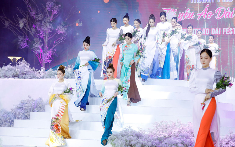Nhà thiết kế Việt Hùng giới thiệu bộ sưu tập mới trong Lễ hội Áo dài -0