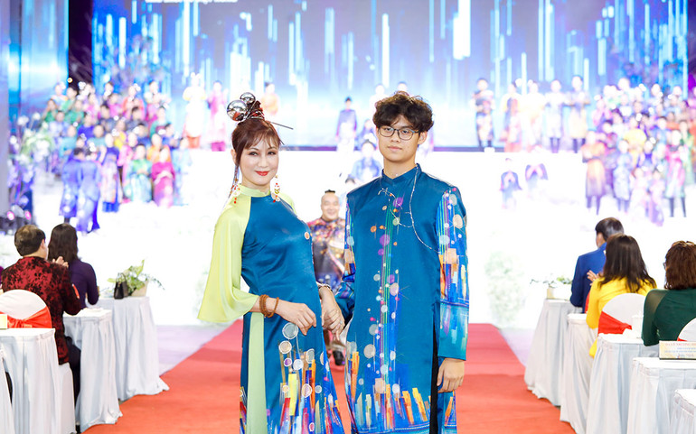 Nhà thiết kế Việt Hùng giới thiệu bộ sưu tập mới trong Lễ hội Áo dài -5