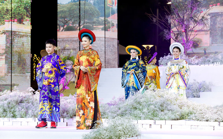 Nhà thiết kế Việt Hùng giới thiệu bộ sưu tập mới trong Lễ hội Áo dài -0