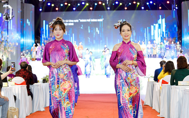 Nhà thiết kế Việt Hùng giới thiệu bộ sưu tập mới trong Lễ hội Áo dài -2