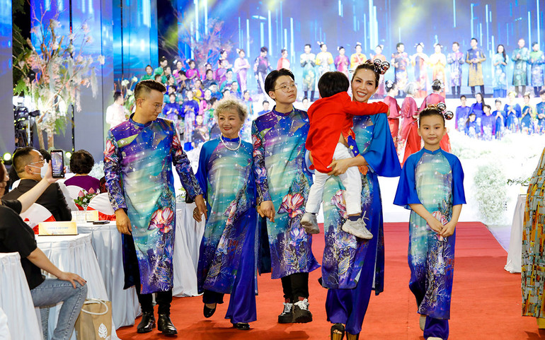 Nhà thiết kế Việt Hùng giới thiệu bộ sưu tập mới trong Lễ hội Áo dài -0