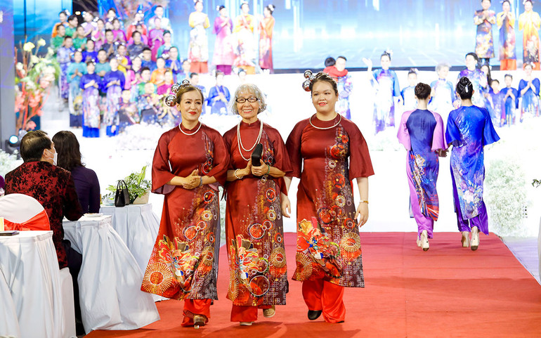 Nhà thiết kế Việt Hùng giới thiệu bộ sưu tập mới trong Lễ hội Áo dài -1