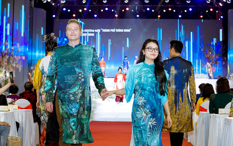 Nhà thiết kế Việt Hùng giới thiệu bộ sưu tập mới trong Lễ hội Áo dài -3