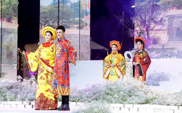 Nhà thiết kế Việt Hùng giới thiệu bộ sưu tập mới trong Lễ hội Áo dài -1