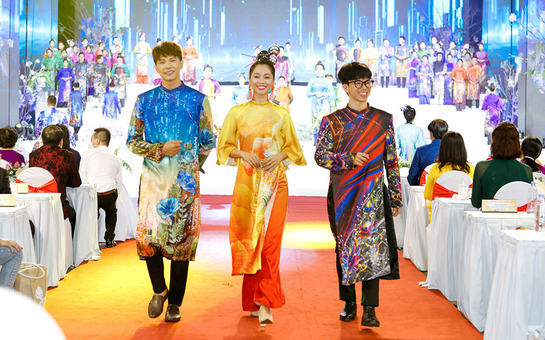 Nhà thiết kế Việt Hùng giới thiệu bộ sưu tập mới trong Lễ hội Áo dài -4