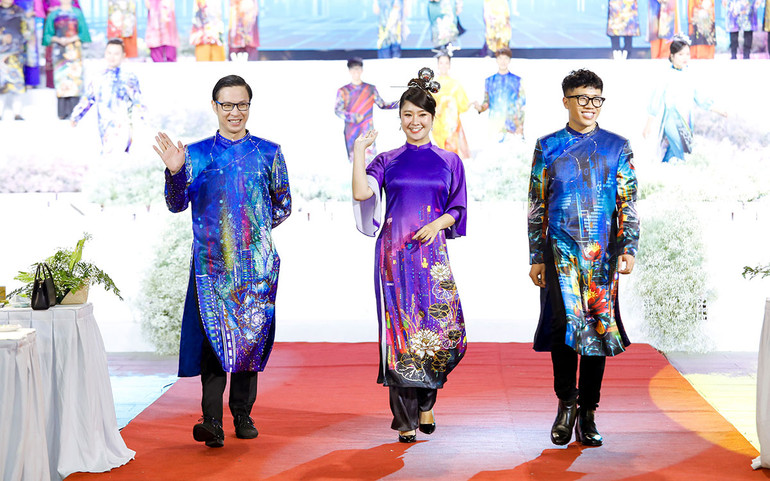 Nhà thiết kế Việt Hùng giới thiệu bộ sưu tập mới trong Lễ hội Áo dài -2