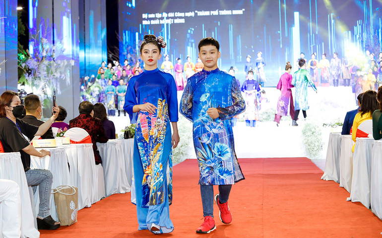 Nhà thiết kế Việt Hùng giới thiệu bộ sưu tập mới trong Lễ hội Áo dài -0