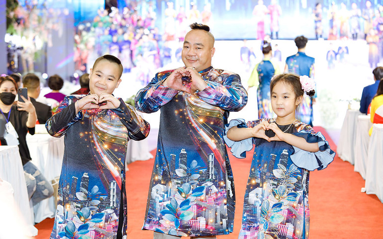 Nhà thiết kế Việt Hùng giới thiệu bộ sưu tập mới trong Lễ hội Áo dài -0