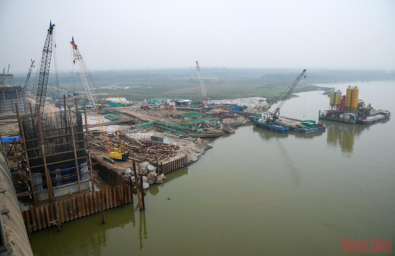 Đẩy nhanh tiến độ thi công cầu Vĩnh Tuy 2 trong năm 2022 -0