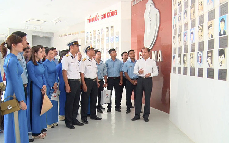 Người dân tham quan Khu tưởng niệm chiến sĩ Gạc Ma. Vinh quang đời đời những người giữ biển -0