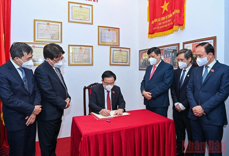 Chủ tịch Quốc hội Vương Đình Huệ ghi sổ lưu niệm tại Nhà truyền thống Bệnh viện Hữu nghị Việt Đức. (Ảnh: DUY LINH) Nỗ lực hoàn thành xuất sắc trọng trách chăm sóc, bảo vệ sức khỏe nhân dân -0