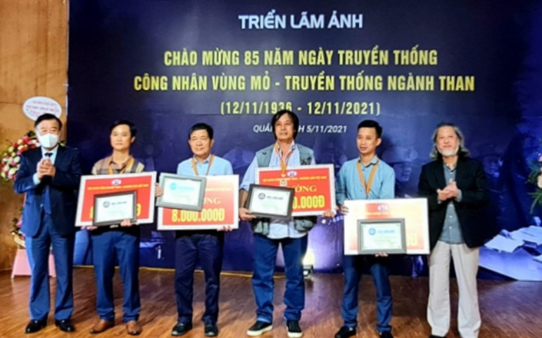 Ban Tổ chức trao giải nhì cho các tác giả. QN3-1636087219912.jpg