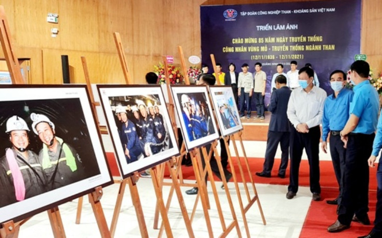 Triển lãm ảnh "Nụ cười Than - Khoáng sản Việt Nam" thu hút đông đảo mọi người đến tham quan. QN5-1636087219427.jpg