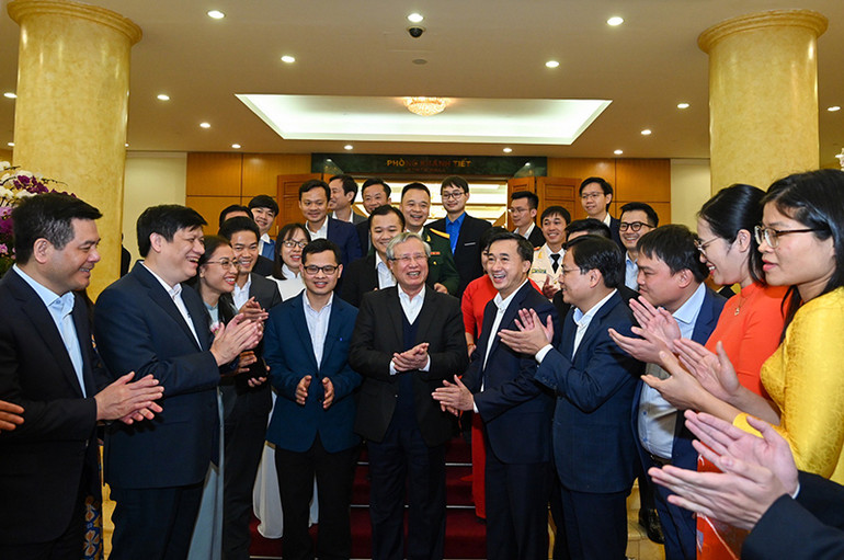 Đồng chí Trần Quốc Vượng gặp mặt 20 bác sĩ trẻ tiêu biểu -0