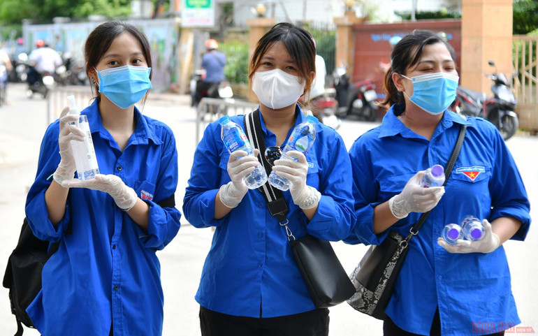 Ngay từ đầu mỗi buổi thi, các tình nguyện viên có mặt từ rất sớm để chuẩn bị cho các hoạt động của mình. 8-1597026469198.jpg