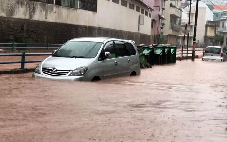 Nhiều ô-tô đỗ bên đường Tô Ngọc Vân bị ngập. Nhiều nơi tại Đà Lạt ngập sâu sau trận mưa lớn -1