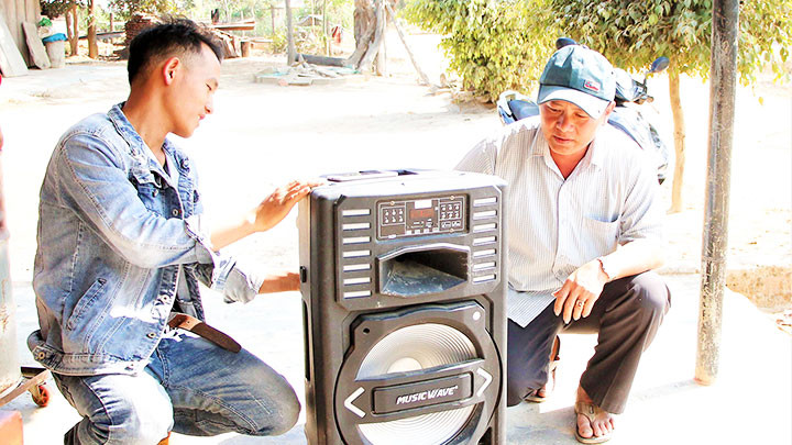 Cán bộ thôn ở xã Cư Pui sử dụng loa di động để tuyên truyền về bầu cử. Nhiều cách đưa Luật Bầu cử đến vùng sâu -0
